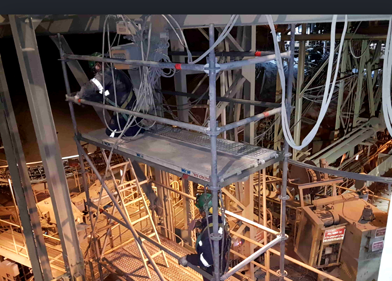 Montaje de andamios Layher en faena