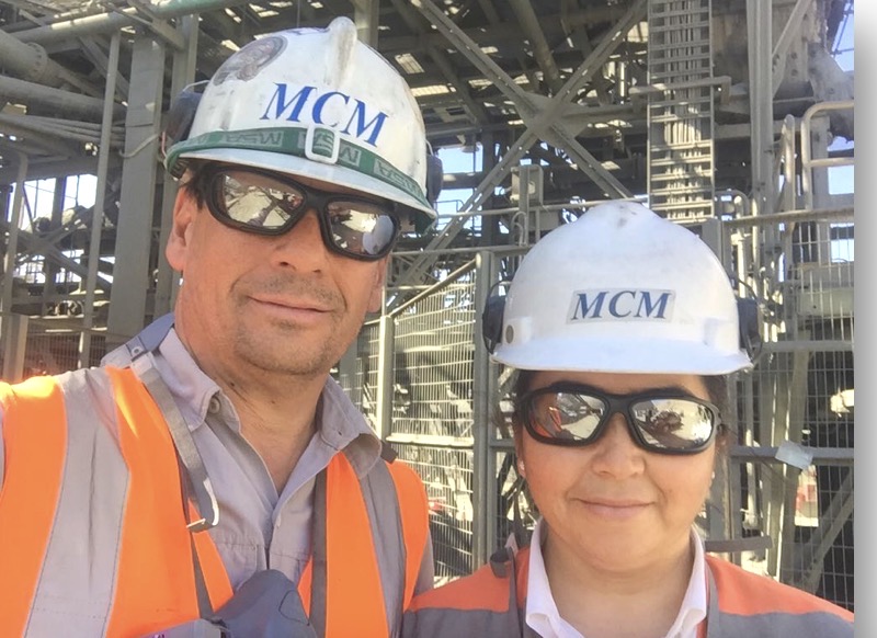 Héctor Coria e Irma Muñizaga, matrimonio propietario de MCM, en faena con cascos blancos MCM